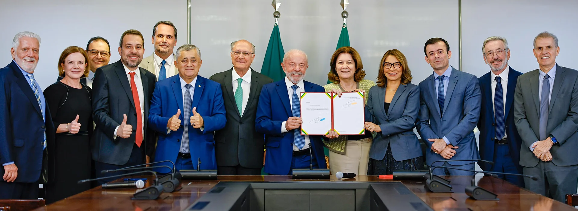 Bondade 001 – Caneta na mão, recuo no figurino: a taxa das blusinhas sai de cena